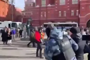 ​⚡️На Манежній площі у Москві затримані співають гімн України
