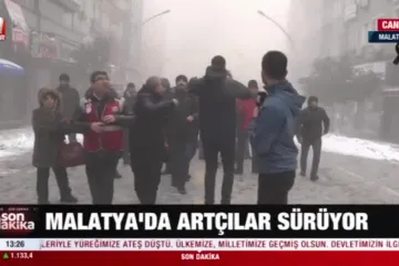 ​Люди тікають від падаючих будівель в Туреччині