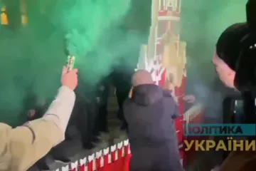 ​Поліція в Тбілісі застосувала гумові кулі та сльозогінний газ після того, як учасники акції почали кидати запальні суміші та каміння у поліцейських - ЗМІ