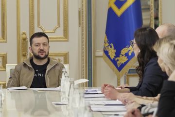 Російське вторгнення в Україну : Нарада з членами уряду та керівництвом силових відомств. Російське вторгнення в Україну : Нарада з членами уряду та керівництвом силових відомств.