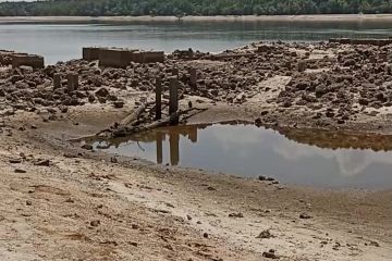 Показалися затоплені рештки мостових переходів біля Каховської ГЕС Показалися затоплені рештки мостових переходів біля Каховської ГЕС