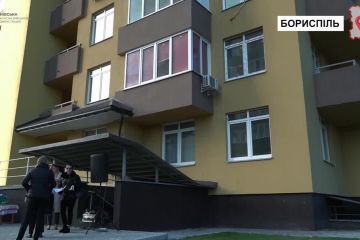 У Борисполі передали ключі та документи від 19 соціальних квартир для тимчасового проживання українським родинам У Борисполі передали ключі та документи від 19 соціальних квартир для тимчасового проживання українським родинам