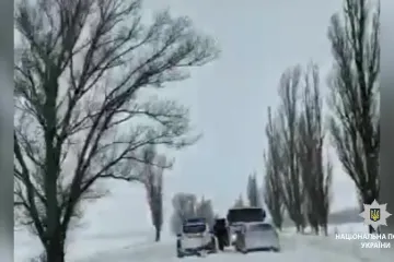 ​Групи реагування поліції Донеччини врятували більше десятка машин, що потрапили у снігову пастку