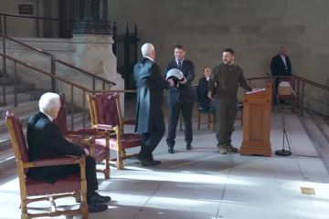 Зеленський передав спікеру британського парламенту шолом нашого льотчика Зеленський передав спікеру британського парламенту шолом нашого льотчика