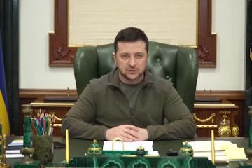 Я залишаюсь у Києві. На Банковій. Не ховаючись. І нікого не боюсь. Стільки, скільки потрібно, щоб перемогти у цій війні! Я залишаюсь у Києві. На Банковій. Не ховаючись. І нікого не боюсь. Стільки, скільки потрібно, щоб перемогти у цій війні!