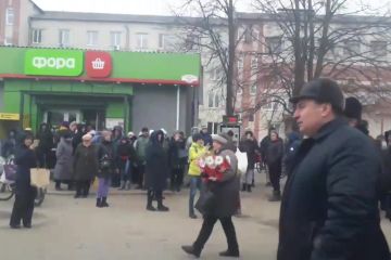 Містечко на кордоні з РФ протестує проти окупантів: люди на вулицях з прапорами України Містечко на кордоні з РФ протестує проти окупантів: люди на вулицях з прапорами України