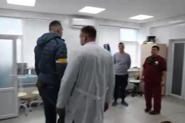 Друзі! Дорогі кияни! Сьогодні відвідав столичну лікарню №7. Вона стала опорним госпіталем для прийому і порятунку життя поранених - військових та мирних мешканців - з прилеглих до Києва Бучі, Ірпіня, Ворзеля та Гостомеля, де тривають бої Друзі! Дорогі кияни! Сьогодні відвідав столичну лікарню №7. Вона стала опорним госпіталем для прийому і порятунку життя поранених - військових та мирних мешканців - з прилеглих до Києва Бучі, Ірпіня, Ворзеля та Гостомеля, де тривають бої