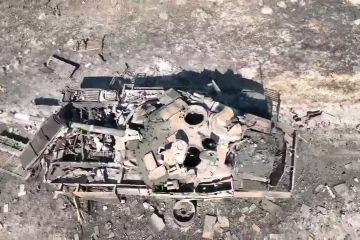 Російське вторгнення в Україну : Це Т-90 — найновіший танк росії. Ще його називають «Прорив». Російське вторгнення в Україну : Це Т-90 — найновіший танк росії. Ще його називають «Прорив».