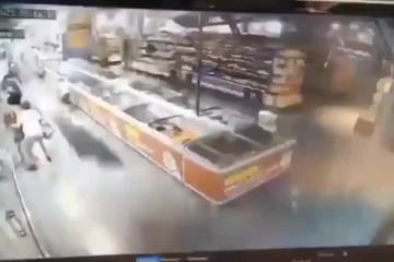 Момент вчорашнього прильоту до супермаркету в Умані Момент вчорашнього прильоту до супермаркету в Умані