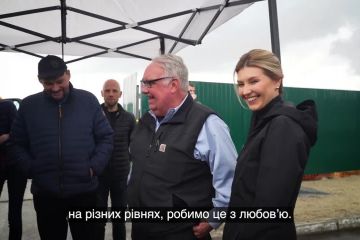 Олена Зеленська та меценат Говард Баффет відкрили будівництво першої в Україні фабрики-кухні в Бучі Олена Зеленська та меценат Говард Баффет відкрили будівництво першої в Україні фабрики-кухні в Бучі