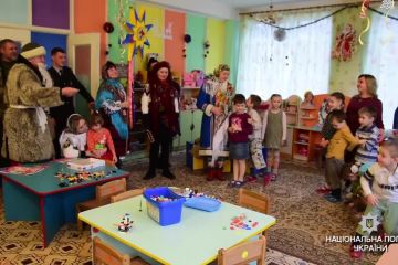 Поліцейські та волонтери-подоляни подарували дітям з «Центру опіки» різдвяну коляду Поліцейські та волонтери-подоляни подарували дітям з «Центру опіки» різдвяну коляду