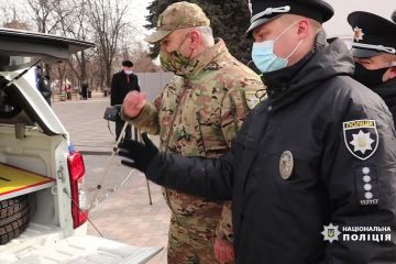 Поліція Донеччини отримала від ЄС автомобілі, сканер для пошуку вибухівки та модулі для контрольно-пропускних пунктів Поліція Донеччини отримала від ЄС автомобілі, сканер для пошуку вибухівки та модулі для контрольно-пропускних пунктів