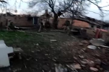 Бахмут. Шестеро прикордонників Луганського загону протягом трьох годин тримали позиції та відбивали атаки противника Бахмут. Шестеро прикордонників Луганського загону протягом трьох годин тримали позиції та відбивали атаки противника