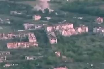 Окупанти накривають селище Піски з важкої вогнеметної системи ТОС-1А «Солнцепек» Окупанти накривають селище Піски з важкої вогнеметної системи ТОС-1А «Солнцепек»