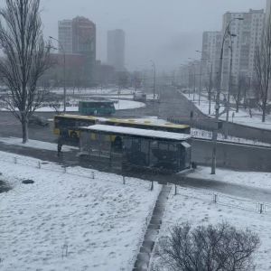 На вулицях Києва через негоду працюють 118 одиниць техніки та понад 1800 комунальників На вулицях Києва через негоду працюють 118 одиниць техніки та понад 1800 комунальників
