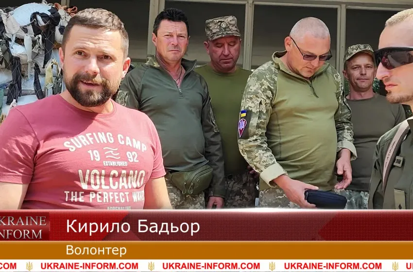 Волонтери Олександр Орлов та Кирило Бадьор передали тактичне спорядження для військової частини
