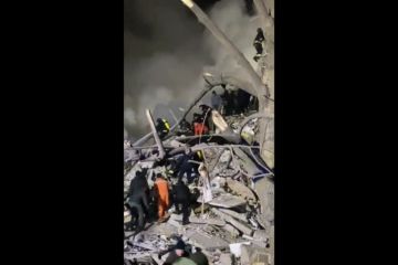 Гвардійці допомагають ліквідовувати наслідки російської атаки по житловому будинку в Дніпрі Гвардійці допомагають ліквідовувати наслідки російської атаки по житловому будинку в Дніпрі