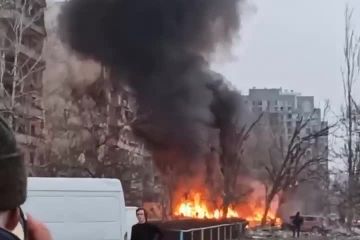 Замість одного з під’їздів просто гора уламків Замість одного з під’їздів просто гора уламків