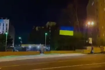 ​Російське вторгнення в Україну : На цьому відео росіяни безуспішно намагаються засвітити прожектором проекцію українського прапору