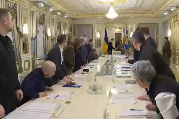 Президент України Володимир Зеленський провів нараду з членами Кабінету Міністрів та представниками Офісу Глави держави Президент України Володимир Зеленський провів нараду з членами Кабінету Міністрів та представниками Офісу Глави держави