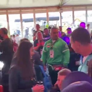 Російське вторгнення в Україну :  Ось як зустрічають збірну України на міжнародних спортивних змаганнях "Ігри Нескорених".  Російське вторгнення в Україну :  Ось як зустрічають збірну України на міжнародних спортивних змаганнях "Ігри Нескорених".