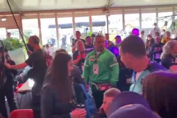 Російське вторгнення в Україну :  Ось як зустрічають збірну України на міжнародних спортивних змаганнях "Ігри Нескорених".  Російське вторгнення в Україну :  Ось як зустрічають збірну України на міжнародних спортивних змаганнях "Ігри Нескорених".