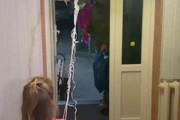 Користувачів мережі зачепило за живе відео зустрічі маленької патріотки з дідусем-прикородонником Користувачів мережі зачепило за живе відео зустрічі маленької патріотки з дідусем-прикородонником