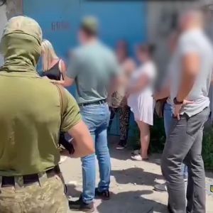 У Маріуполі правоохоронці викрили групу осіб у збуті контрафактних цигарок вартістю понад мільйон гривень У Маріуполі правоохоронці викрили групу осіб у збуті контрафактних цигарок вартістю понад мільйон гривень