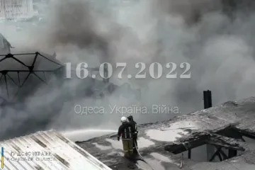​ДСНС ліквідувала пожежу, яка виникла внаслідок влучення ракети по складу в Одесі