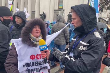 Сутички під стінами Верховної Ради на акції "SaveФОП очима народу Сутички під стінами Верховної Ради на акції "SaveФОП очима народу