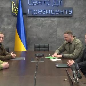 Керівник Офісу Глави держави Андрій Єрмак поспілкувався зі звільненими вчора з російського полону захисниками «Азовсталі» та першим заступником мера Енергодара Керівник Офісу Глави держави Андрій Єрмак поспілкувався зі звільненими вчора з російського полону захисниками «Азовсталі» та першим заступником мера Енергодара