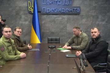 Керівник Офісу Глави держави Андрій Єрмак поспілкувався зі звільненими вчора з російського полону захисниками «Азовсталі» та першим заступником мера Енергодара Керівник Офісу Глави держави Андрій Єрмак поспілкувався зі звільненими вчора з російського полону захисниками «Азовсталі» та першим заступником мера Енергодара