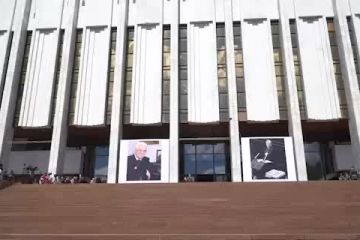 Президент України Володимир Зеленський разом з дружиною Оленою взяв участь у церемонії прощання з Главою Української держави у 1991-1994 роках Леонідом Кравчуком. Президент України Володимир Зеленський разом з дружиною Оленою взяв участь у церемонії прощання з Главою Української держави у 1991-1994 роках Леонідом Кравчуком.