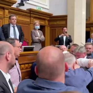 У Верховній Раді України відбулась бійка біля трибуни У Верховній Раді України відбулась бійка біля трибуни