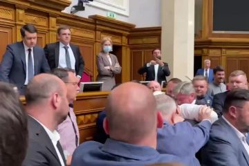 У Верховній Раді України відбулась бійка біля трибуни У Верховній Раді України відбулась бійка біля трибуни