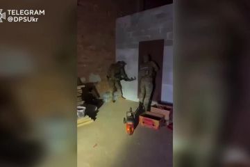 Оперативники ДПСУ разом з СБУ викрили підпільний цех з виробництва цигарок Оперативники ДПСУ разом з СБУ викрили підпільний цех з виробництва цигарок