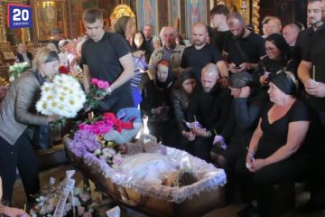 У Вінниці прощаються з чотирирічною Лізою, яка загинула внаслідок ракетного обстрілу У Вінниці прощаються з чотирирічною Лізою, яка загинула внаслідок ракетного обстрілу