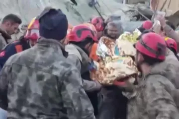 ​Турецькі рятувальники змогли витягнути з-під завалів 45-річного чоловіка, який провів під купами бетону 278 годин (це понад 11 діб)