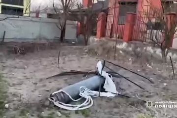 Столичні правоохоронці документують наслідки ворожого обстрілу у Святошинському районі Столичні правоохоронці документують наслідки ворожого обстрілу у Святошинському районі