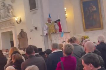 Російське вторгнення в Україну : У Варшаві священник увімкнув на блютуз-колонці "Ой у лузі червона калина" під час меси, щоб підтримати Україну Російське вторгнення в Україну : У Варшаві священник увімкнув на блютуз-колонці "Ой у лузі червона калина" під час меси, щоб підтримати Україну