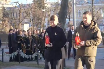 Володимир та Олена Зеленські вшановують память Героїв Небесної Сотні Володимир та Олена Зеленські вшановують память Героїв Небесної Сотні