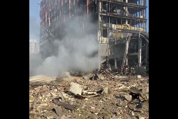 Російське вторгнення в Україну : Наслідки обстрілів Подільського району Києва (ТРЦ Retroville), 8 людей загинуло Російське вторгнення в Україну : Наслідки обстрілів Подільського району Києва (ТРЦ Retroville), 8 людей загинуло