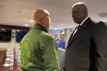 Міноборони США Ллойд Остін та Міноборони України Олексій Резніков зустрілися перед початком «Рамштайну» в Німеччині Міноборони США Ллойд Остін та Міноборони України Олексій Резніков зустрілися перед початком «Рамштайну» в Німеччині