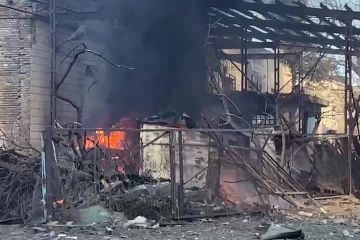 Російське вторгнення в Україну : 🔴 У Києві від ворожого обстрілу загорілися дві будівлі і вантажівка Російське вторгнення в Україну : 🔴 У Києві від ворожого обстрілу загорілися дві будівлі і вантажівка