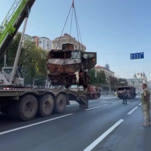 На Хрещатику виставили знищену російську техніку На Хрещатику виставили знищену російську техніку