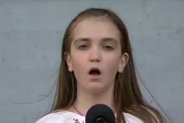 ​В Естонії тисячі співаків на стадіоні виконали пісню «Ой у лузі червона калина», щоб підтримати Україну.