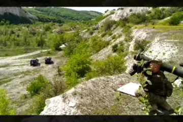 ​В Донецькій області новоприбулі військовослужбовці ЗСУ відпрацьовують тренувальні удари з ПТРК Javelin