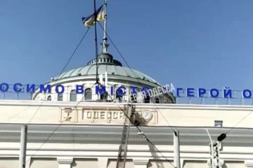 В Одесі з залізничного вокзалу демонтують радянську символіку В Одесі з залізничного вокзалу демонтують радянську символіку