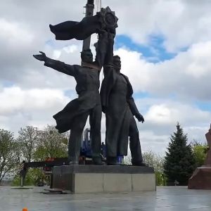 Російське вторгнення в Україну : Аж голова обертом! У Києві почали демонтаж скульптури про «возз'єднання України з росією». Російське вторгнення в Україну : Аж голова обертом! У Києві почали демонтаж скульптури про «возз'єднання України з росією».