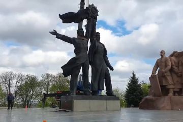 Російське вторгнення в Україну : Аж голова обертом! У Києві почали демонтаж скульптури про «возз'єднання України з росією». Російське вторгнення в Україну : Аж голова обертом! У Києві почали демонтаж скульптури про «возз'єднання України з росією».